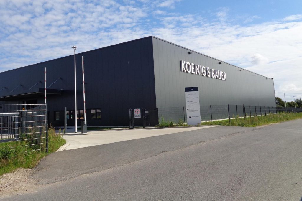 Außenaufnahme der Produktionshalle der Firma Koenig & Bauer in Kammann