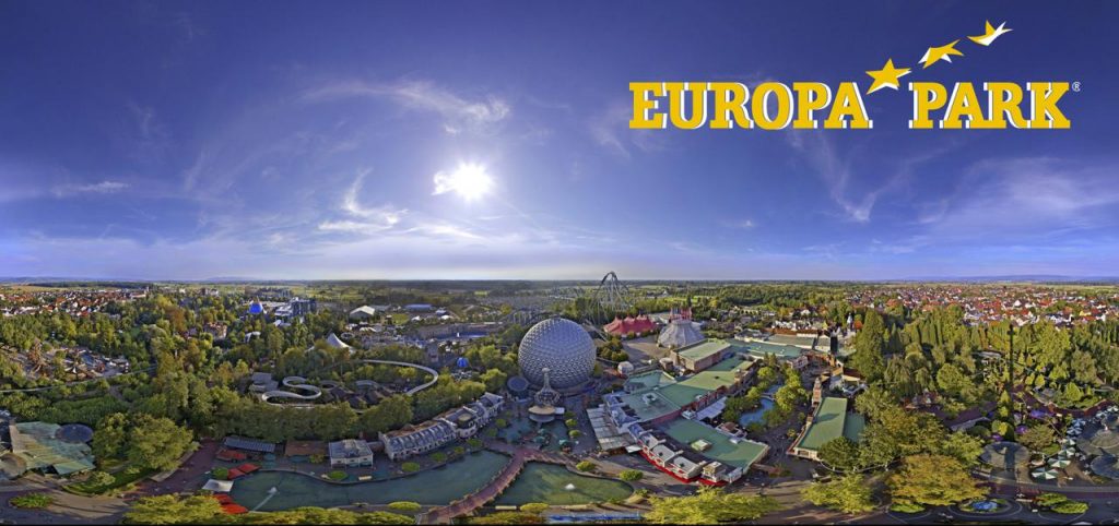 Luftaufnahme des Europa-Parks in Rust mit dem Wahrzeichen Kugel und Panorama der Freizeitattraktionen