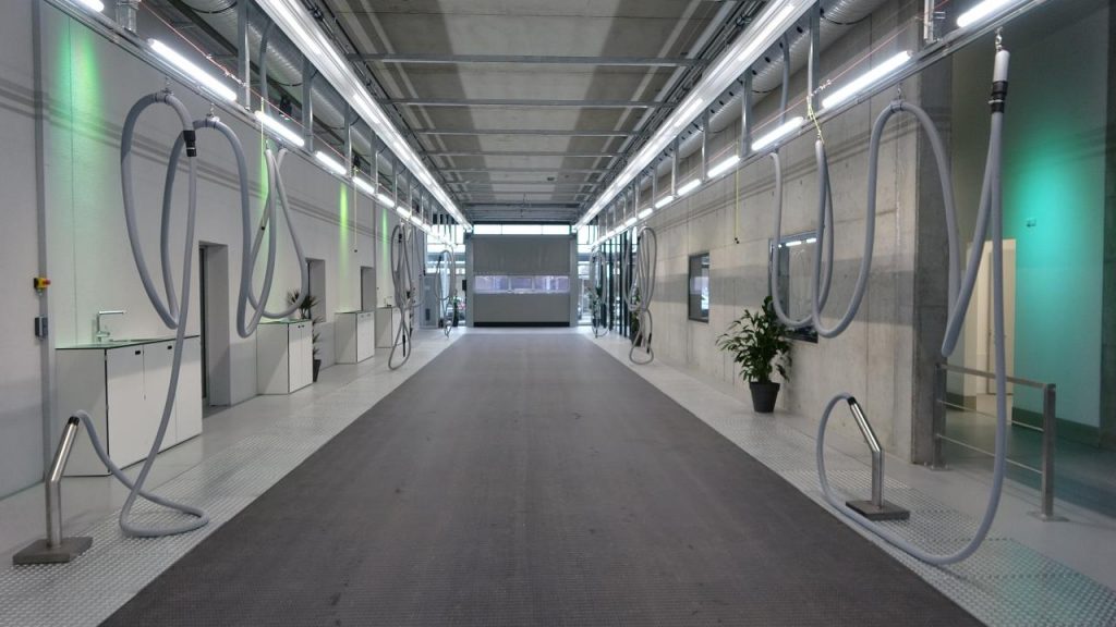 Innenansicht der Fahrzeugpflegehalle der Lebenshilfe Westpfalz mit montierten Deckenstrahlplatten und abgehängter Beleuchtung