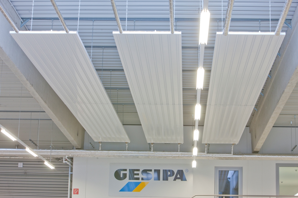 Hängende weiße Deckenstrahlplatten in einer modernen Industriehalle der Gesipa Blindniettechnik GmbH