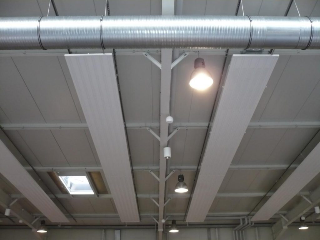 Hallenansicht mit Sunline-Deckenstrahlungsheizungen und Lüftungssystem in der Messehalle Magdeburg